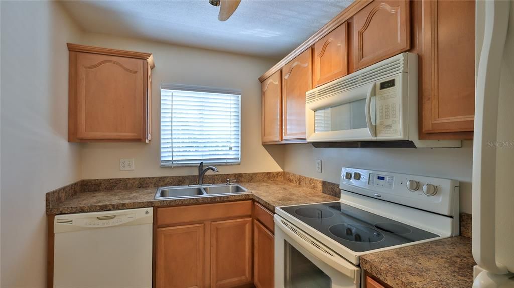 For Sale: $199,000 (2 beds, 1 baths, 930 Square Feet)