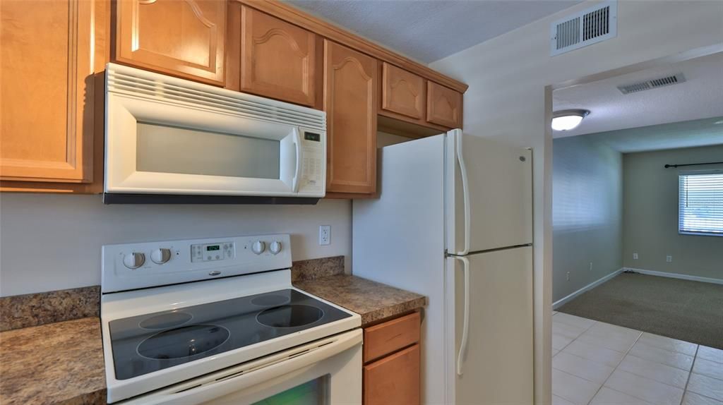 For Sale: $199,000 (2 beds, 1 baths, 930 Square Feet)