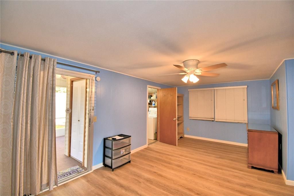 For Sale: $89,000 (1 beds, 1 baths, 551 Square Feet)