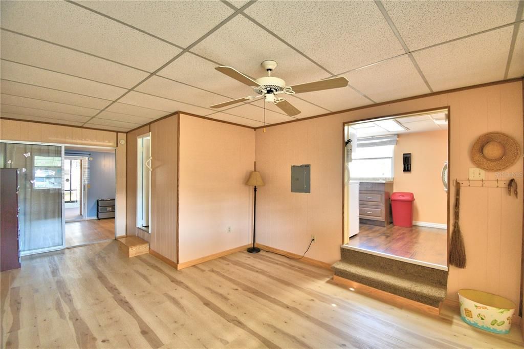 For Sale: $89,000 (1 beds, 1 baths, 551 Square Feet)