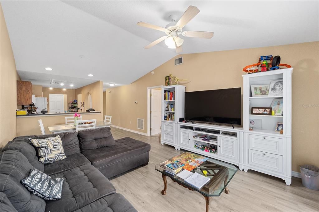 For Sale: $219,000 (2 beds, 2 baths, 1118 Square Feet)