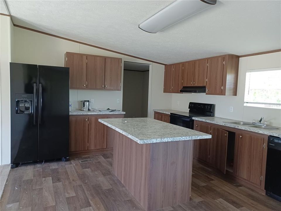Active With Contract: $182,900 (4 beds, 2 baths, 1568 Square Feet)