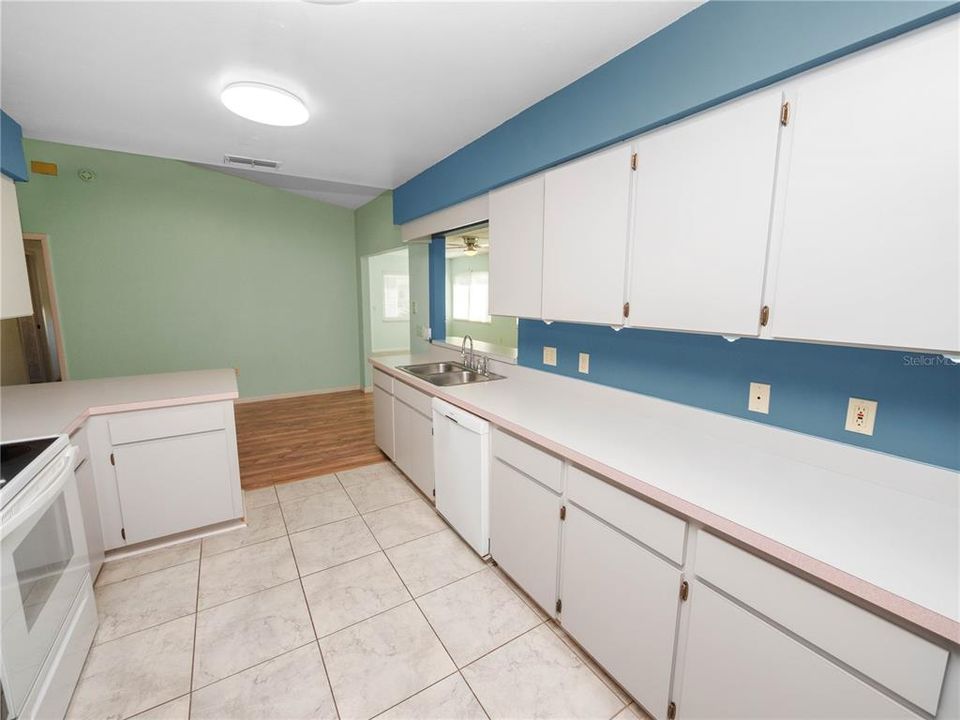 Active With Contract: $239,000 (2 beds, 2 baths, 1532 Square Feet)