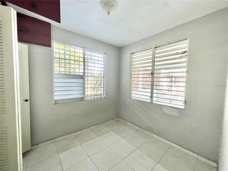 Active With Contract: $74,000 (3 beds, 1 baths, 850 Square Feet)