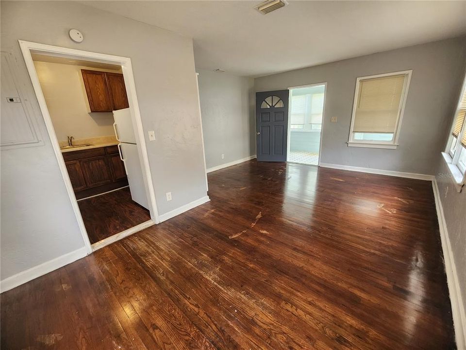 Recently Rented: $1,200 (3 beds, 1 baths, 945 Square Feet)