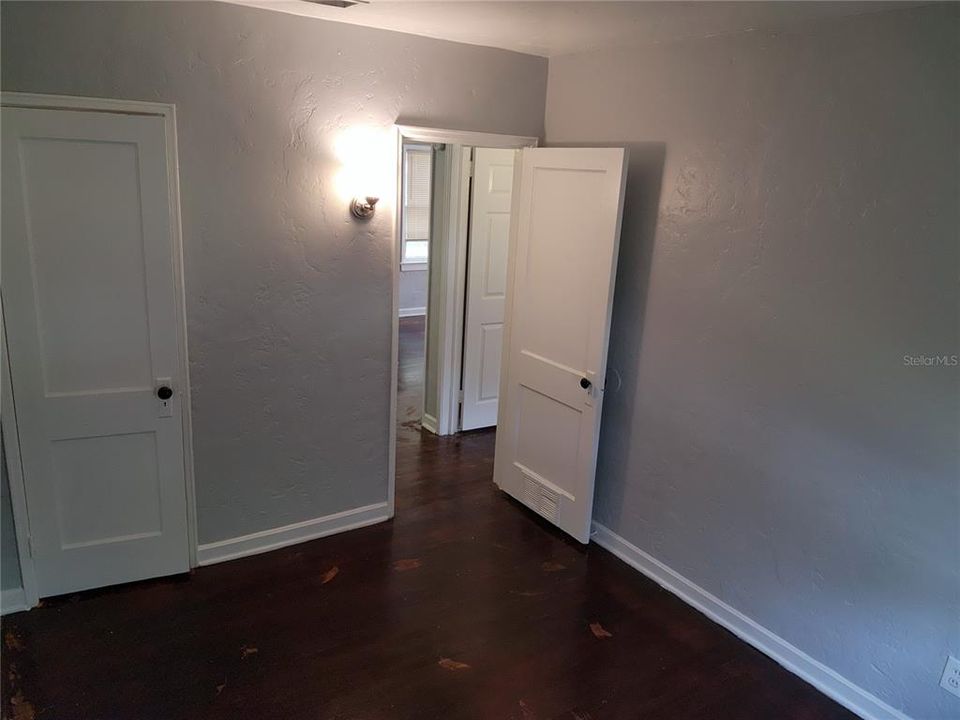 Recently Rented: $1,200 (3 beds, 1 baths, 945 Square Feet)