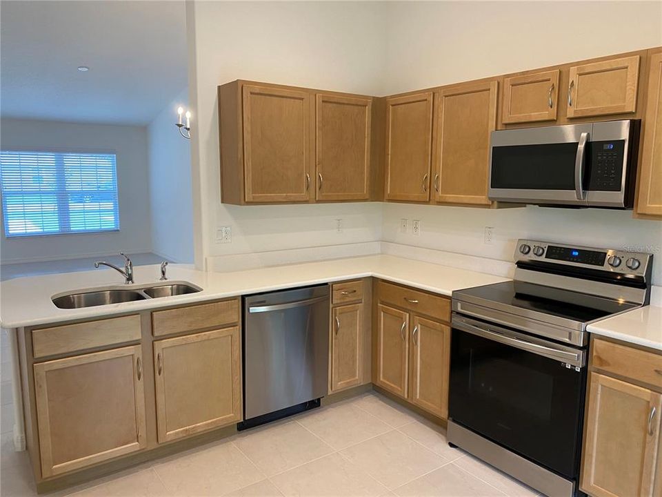 Active With Contract: $1,800 (4 beds, 2 baths, 1524 Square Feet)