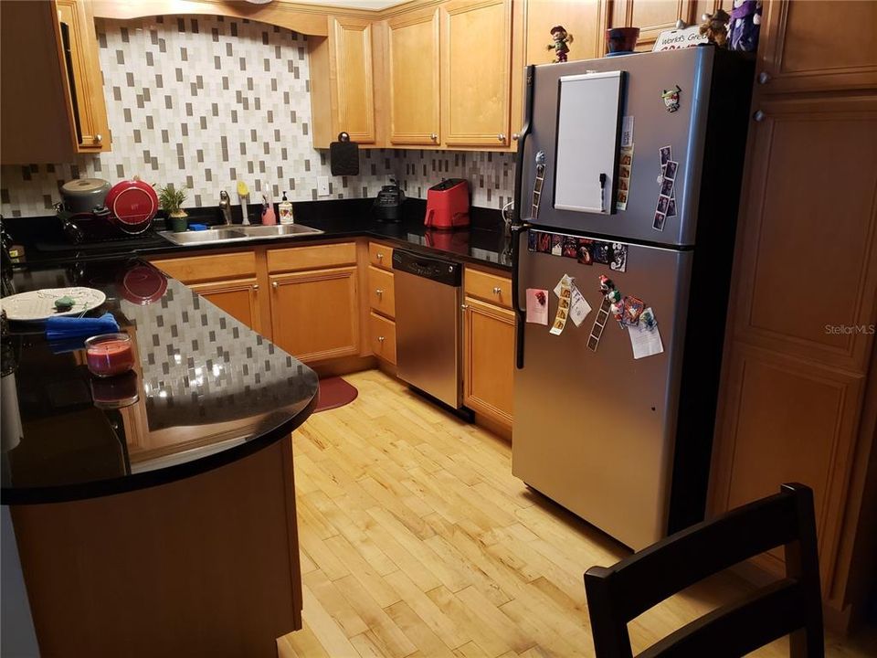 For Sale: $185,000 (2 beds, 2 baths, 870 Square Feet)