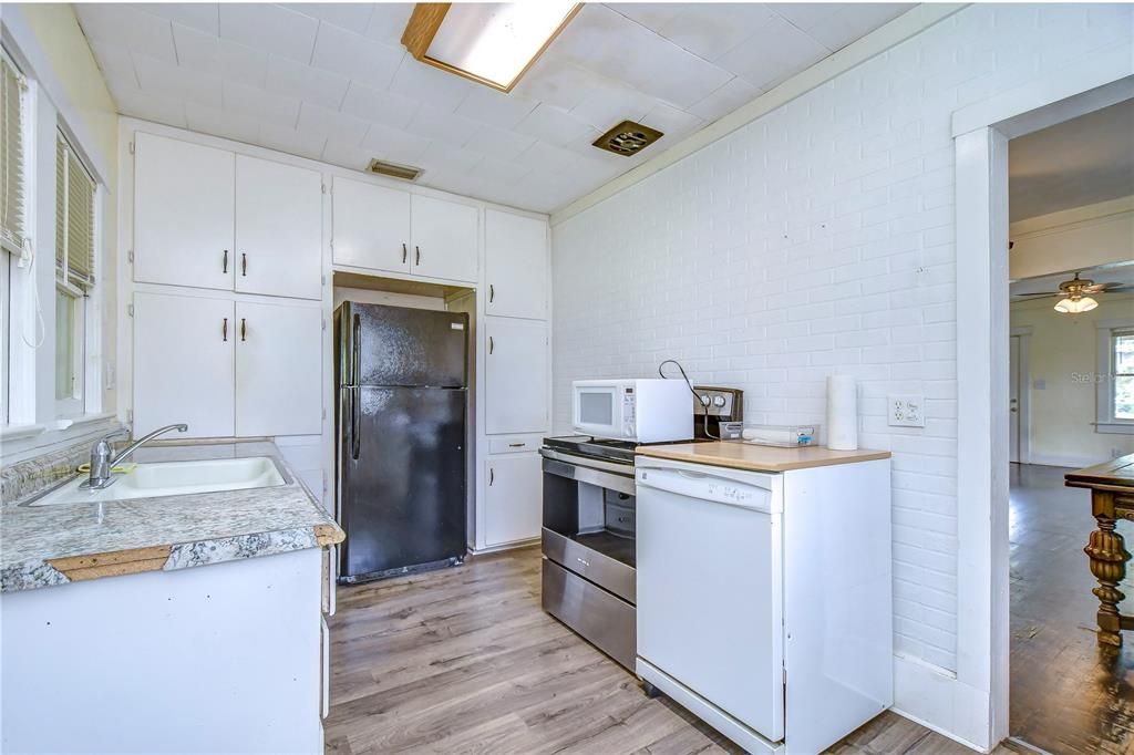 Active With Contract: $250,000 (2 beds, 1 baths, 1216 Square Feet)