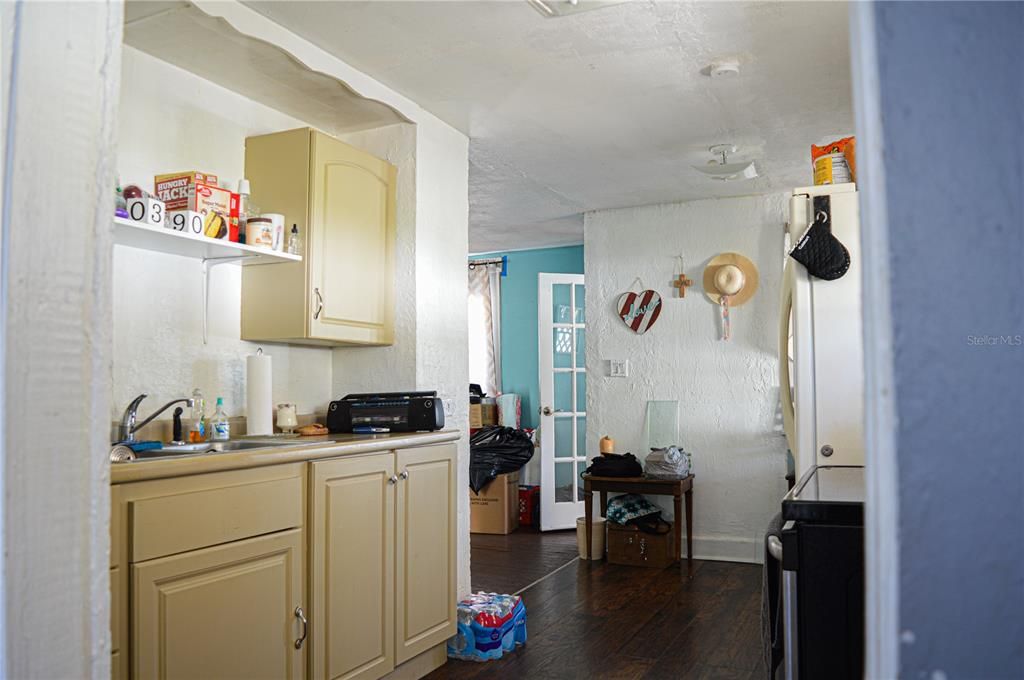 For Sale: $175,000 (2 beds, 1 baths, 848 Square Feet)