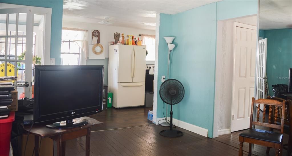 For Sale: $175,000 (2 beds, 1 baths, 848 Square Feet)