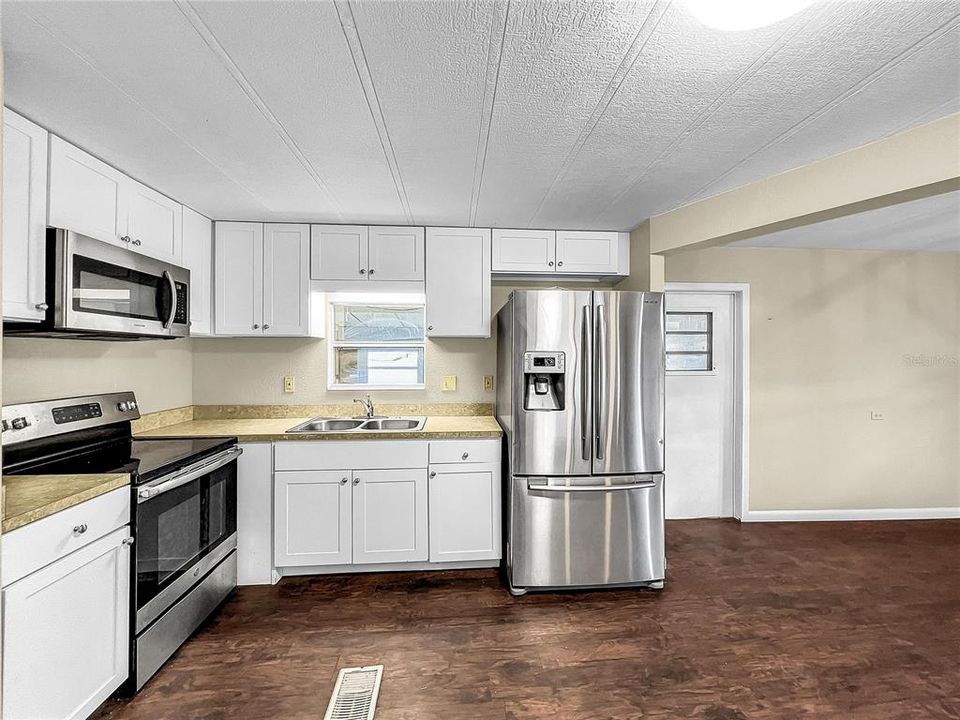 Active With Contract: $94,900 (2 beds, 2 baths, 1134 Square Feet)