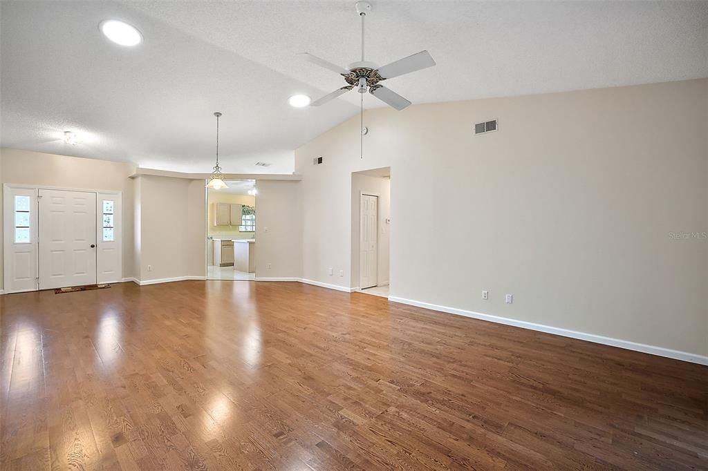 Recently Rented: $1,700 (2 beds, 2 baths, 1693 Square Feet)
