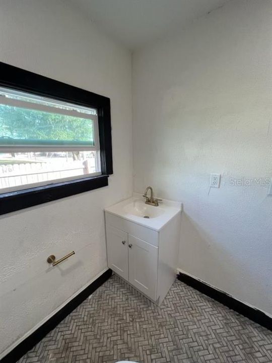 待售: $175,000 (3 贝兹, 1 浴室, 660 平方英尺)