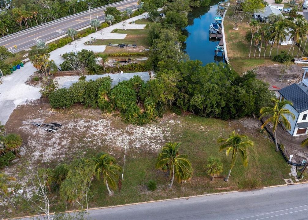 521 Broadway is one of the few waterfront vacant lots available on Longboat Key