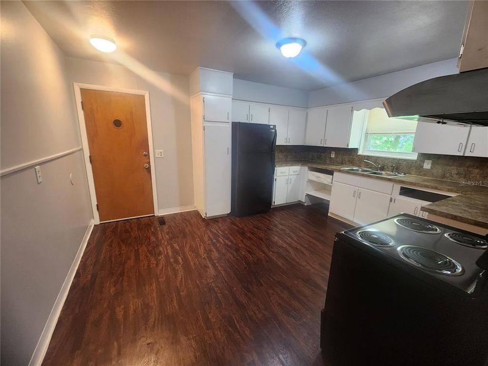 Recently Rented: $1,425 (3 beds, 2 baths, 1456 Square Feet)