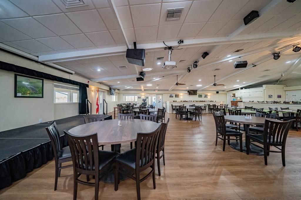 合同活跃: $139,000 (2 贝兹, 2 浴室, 1056 平方英尺)