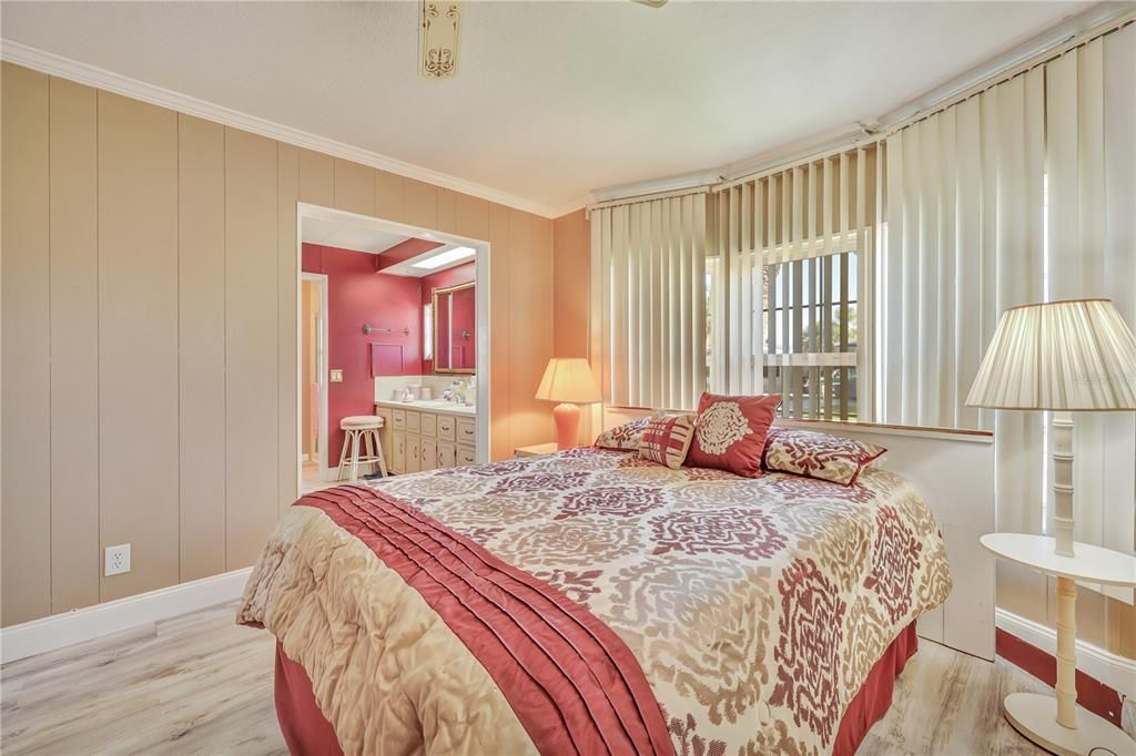 合同活跃: $139,000 (2 贝兹, 2 浴室, 1056 平方英尺)