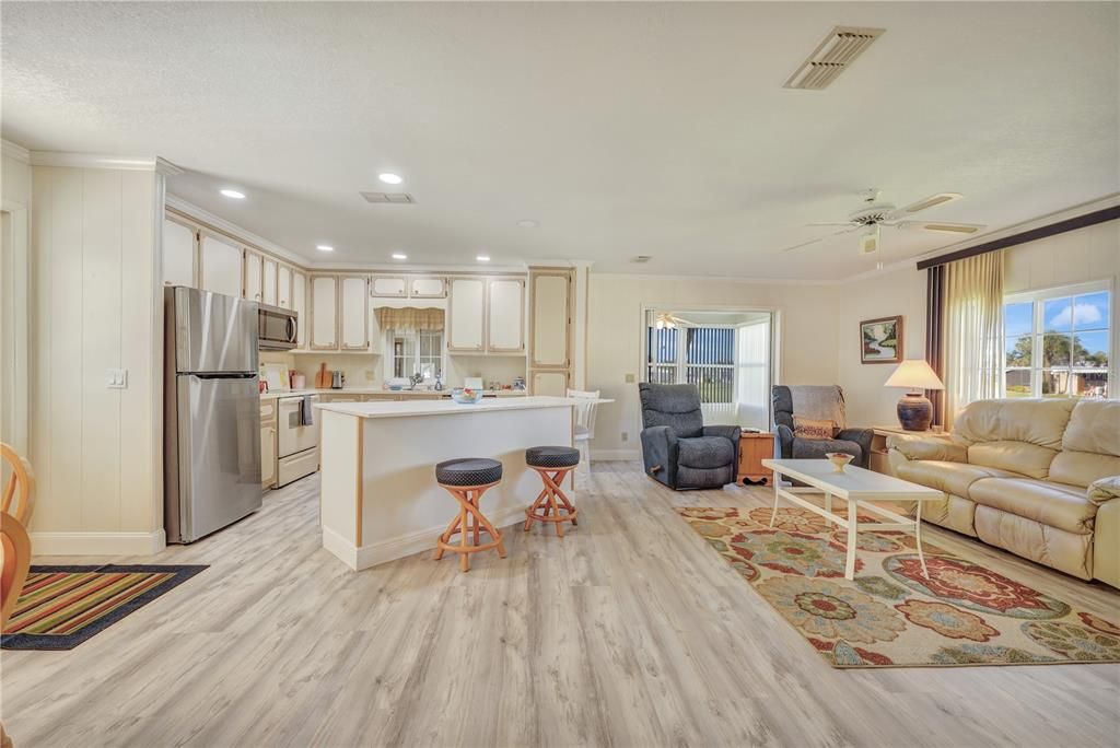 合同活跃: $139,000 (2 贝兹, 2 浴室, 1056 平方英尺)