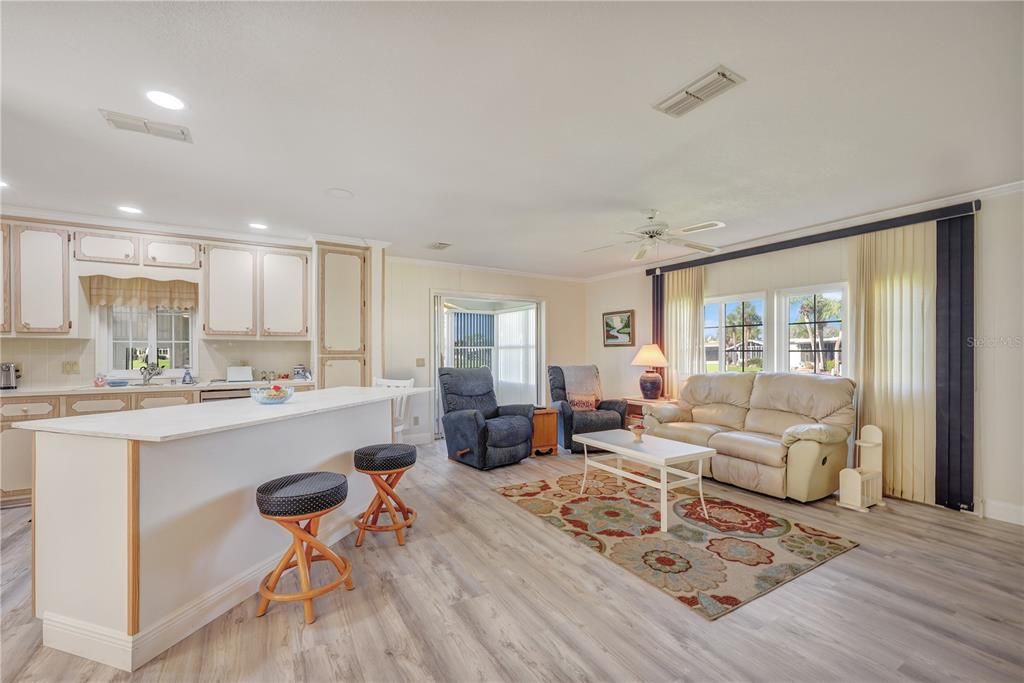 合同活跃: $139,000 (2 贝兹, 2 浴室, 1056 平方英尺)