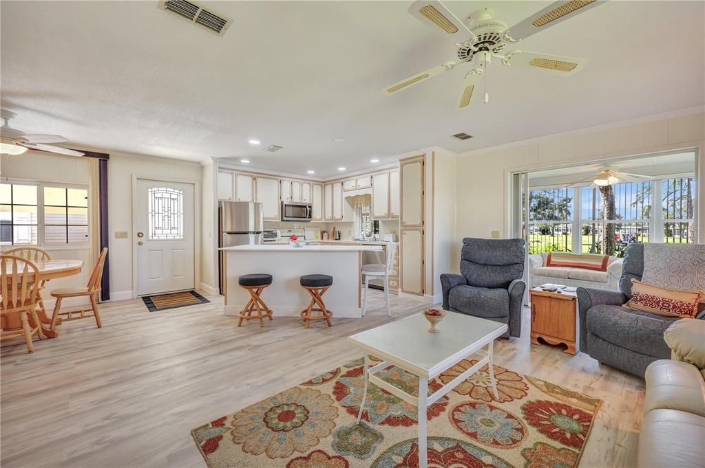 合同活跃: $139,000 (2 贝兹, 2 浴室, 1056 平方英尺)