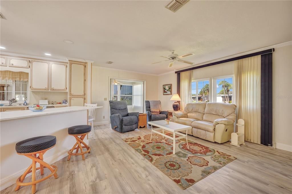 合同活跃: $139,000 (2 贝兹, 2 浴室, 1056 平方英尺)