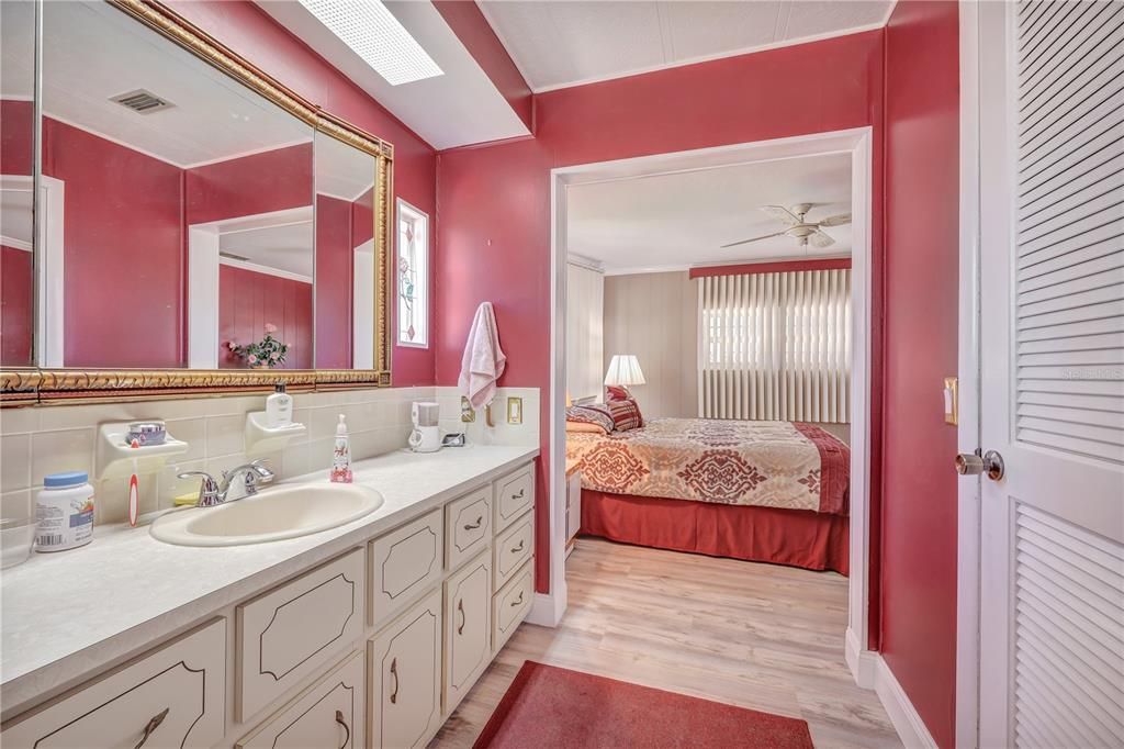 合同活跃: $139,000 (2 贝兹, 2 浴室, 1056 平方英尺)