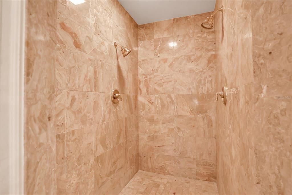 最近售出: $965,000 (5 贝兹, 4 浴室, 5298 平方英尺)