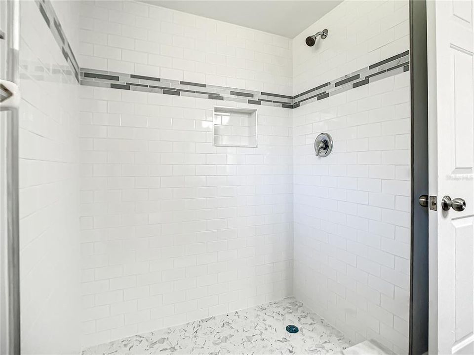 合同活跃: $374,900 (4 贝兹, 2 浴室, 1826 平方英尺)