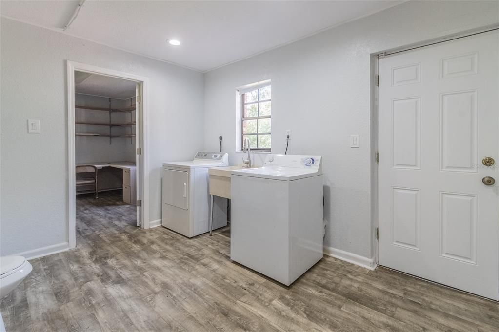 Active With Contract: $625,000 (4 beds, 2 baths, 3039 Square Feet)