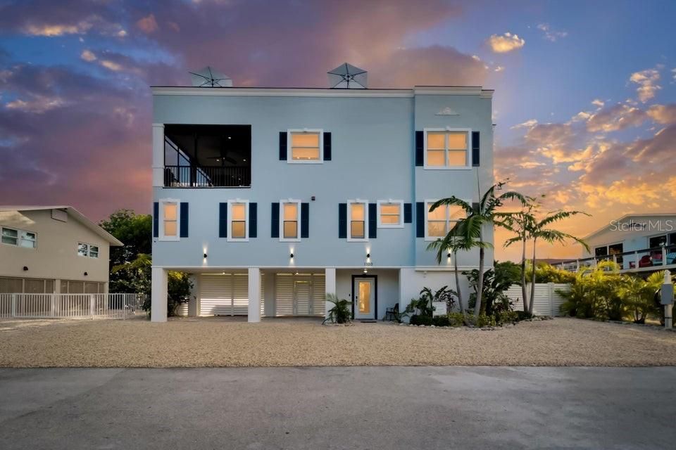 Recently Sold: $2,375,000 (4 beds, 3 baths, 2526 Square Feet)