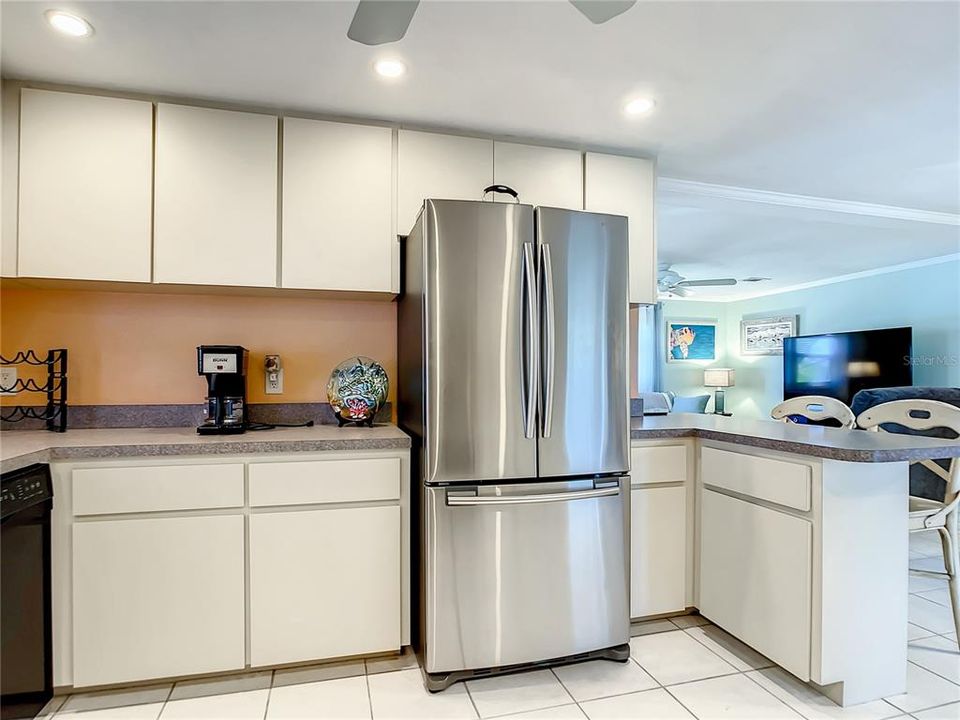 Active With Contract: $1,995 (2 beds, 2 baths, 1128 Square Feet)