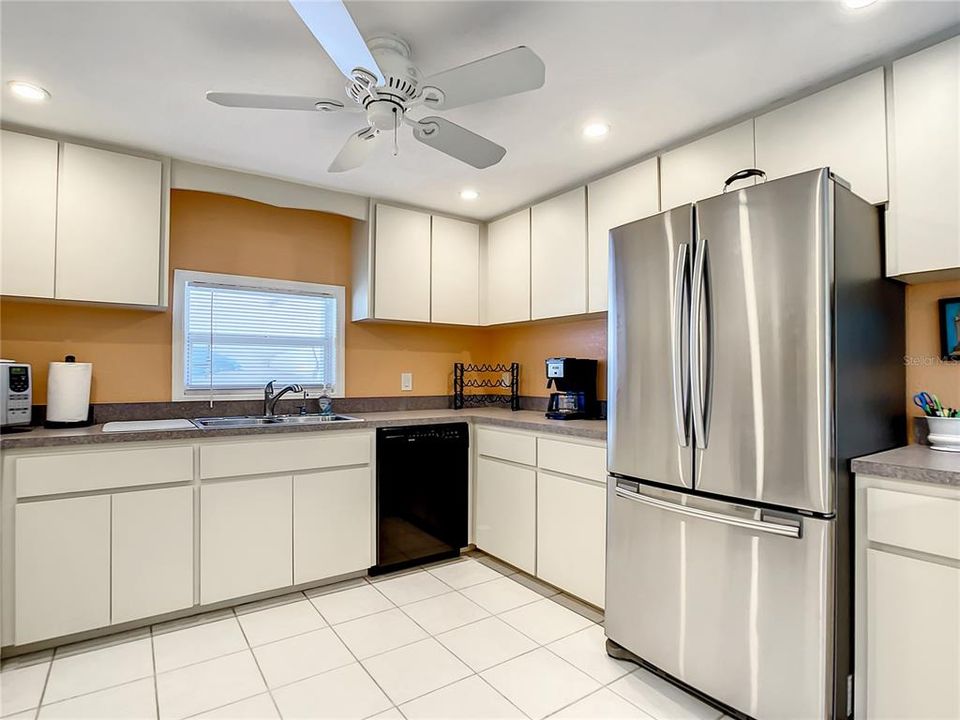 Active With Contract: $1,995 (2 beds, 2 baths, 1128 Square Feet)