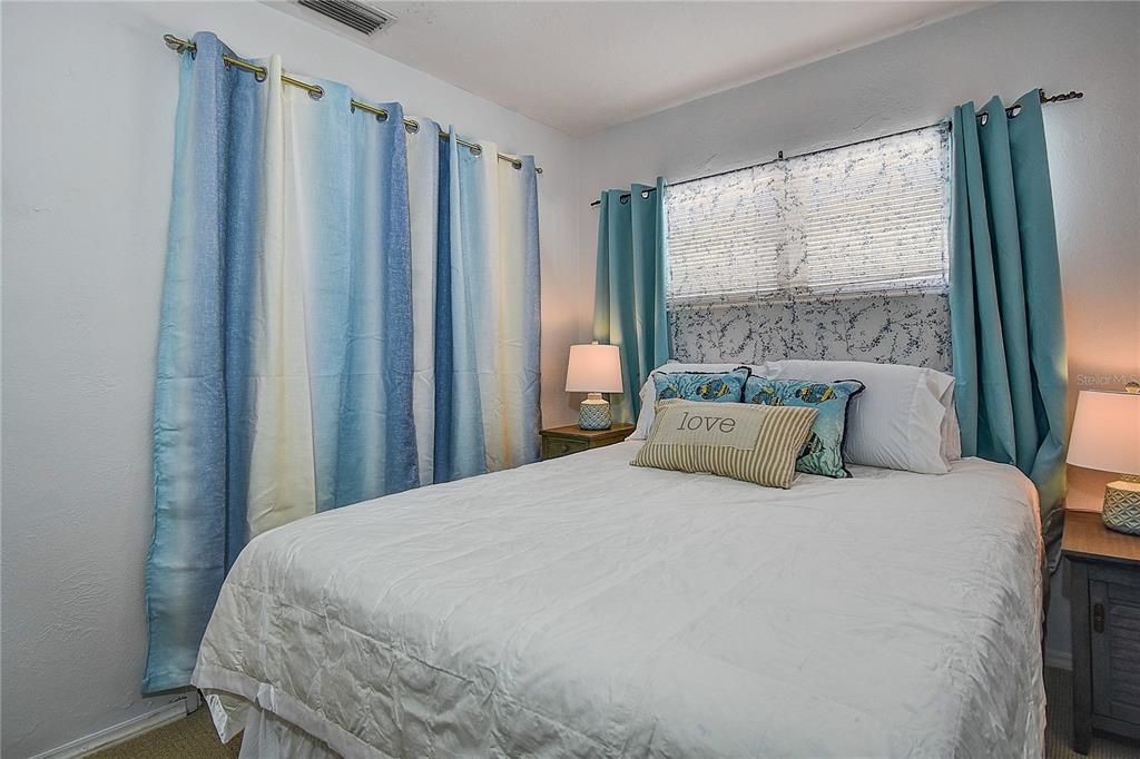 Recently Sold: $875,000 (2 beds, 1 baths, 1404 Square Feet)