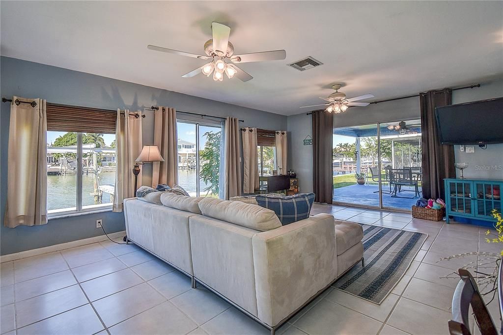 Recently Sold: $875,000 (2 beds, 1 baths, 1404 Square Feet)