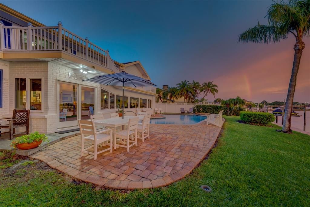 Recently Sold: $2,390,000 (6 beds, 4 baths, 4514 Square Feet)