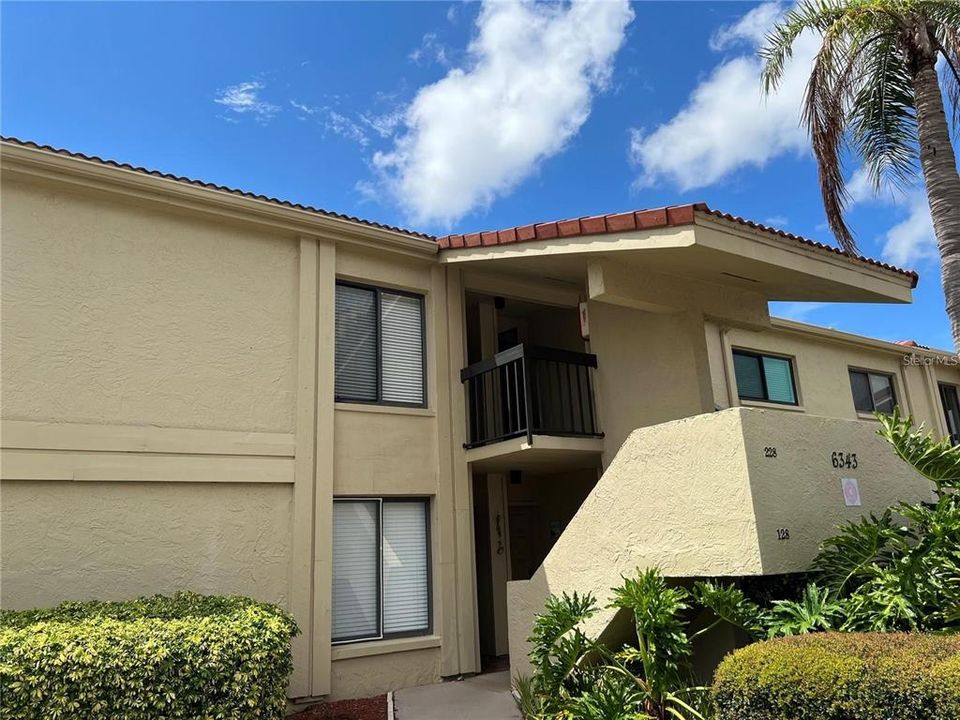 Active With Contract: $2,500 (2 beds, 2 baths, 890 Square Feet)