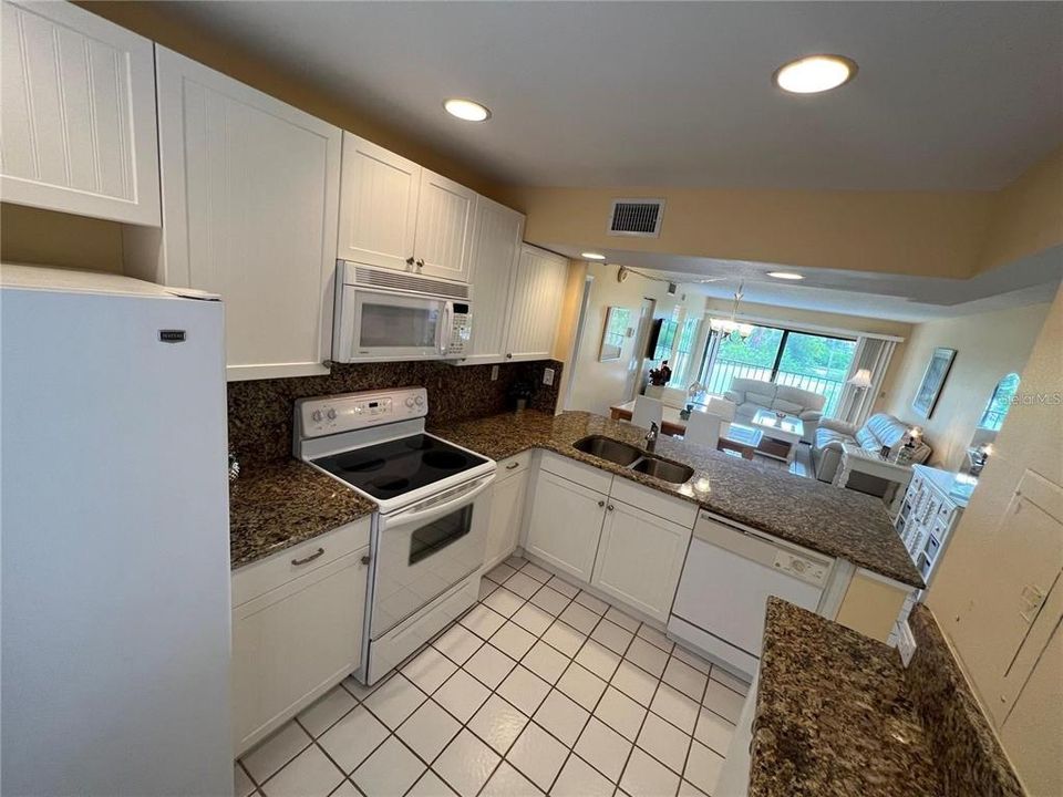 Active With Contract: $2,500 (2 beds, 2 baths, 890 Square Feet)