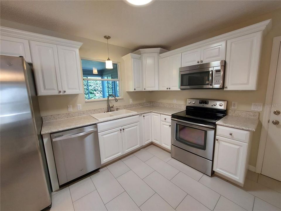 KITCHEN UPGRADED WITH NEW CABINETS AND COUNTER TOPS, STAINLESS APPLIANCES