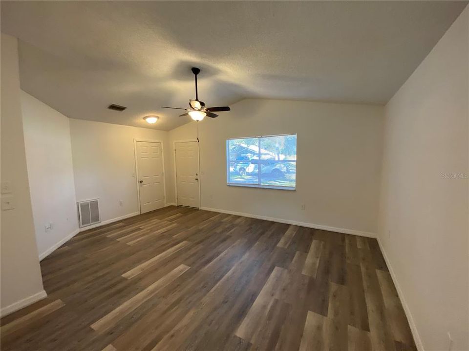 Recently Rented: $1,400 (3 beds, 2 baths, 1043 Square Feet)