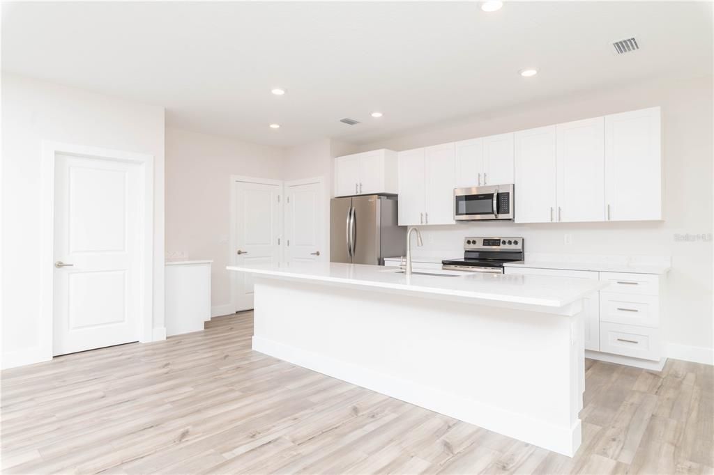 Active With Contract: $342,990 (3 beds, 2 baths, 1663 Square Feet)
