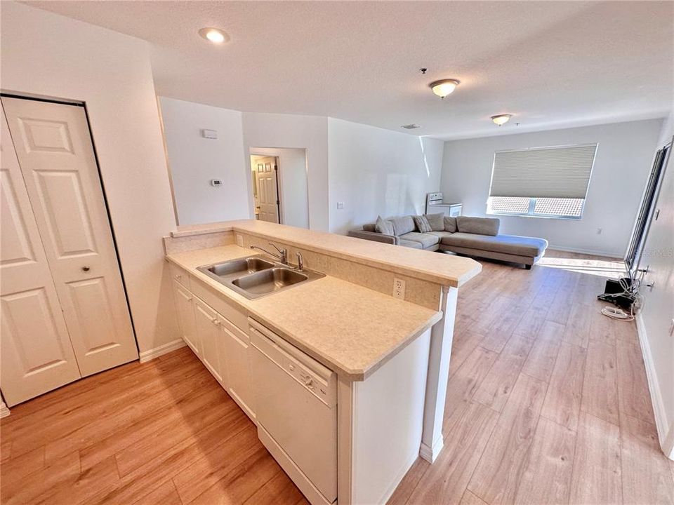 For Sale: $398,500 (2 beds, 2 baths, 1020 Square Feet)