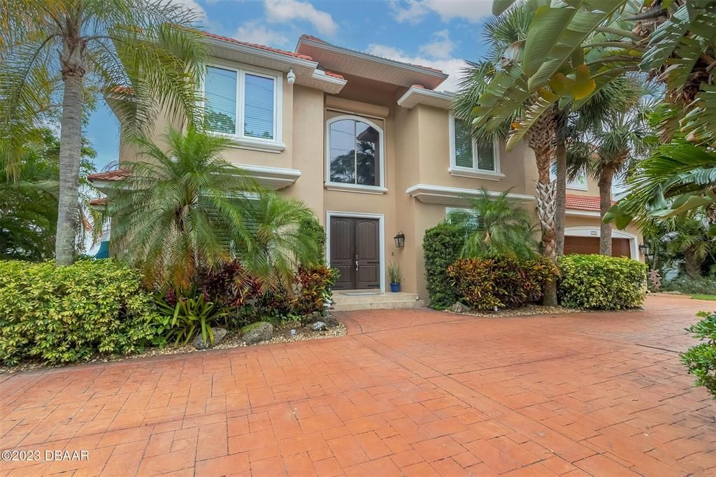 Recently Sold: $2,200,000 (5 beds, 4 baths, 3905 Square Feet)
