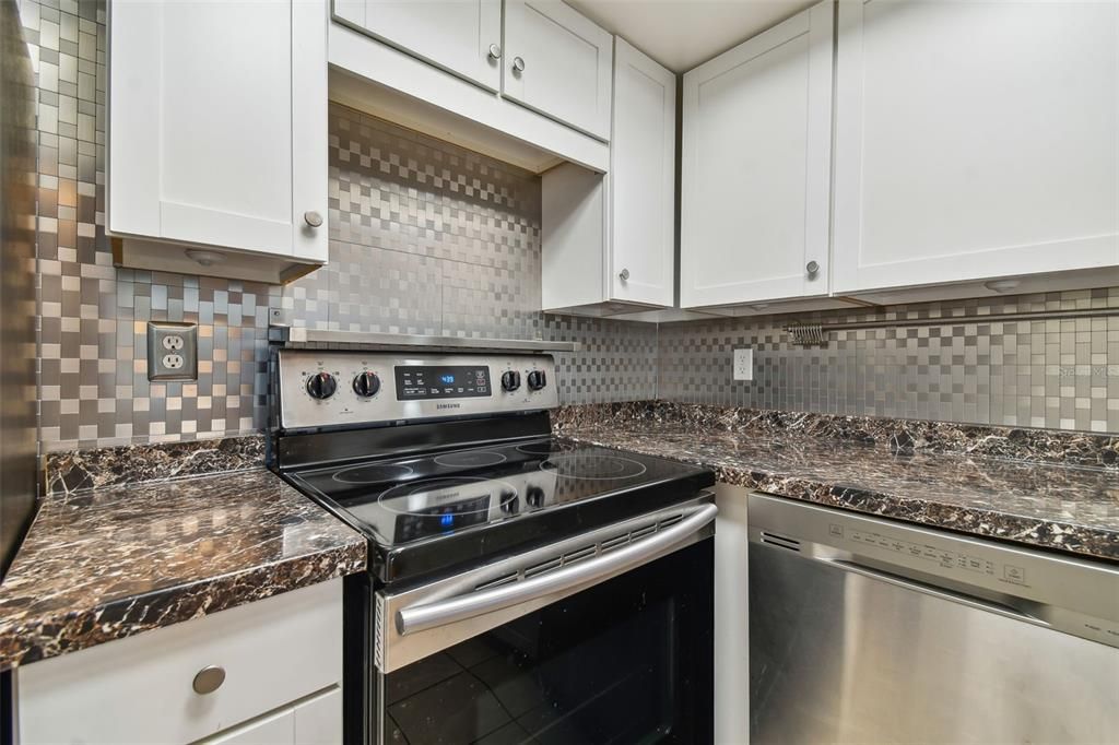 For Sale: $330,000 (2 beds, 2 baths, 965 Square Feet)