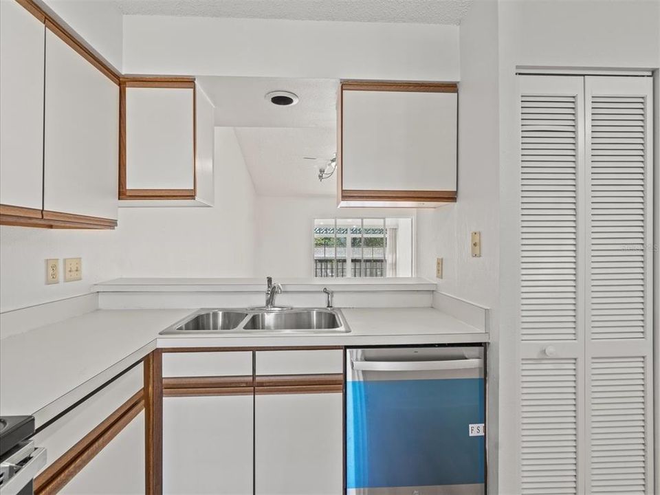 Active With Contract: $118,000 (2 beds, 1 baths, 835 Square Feet)