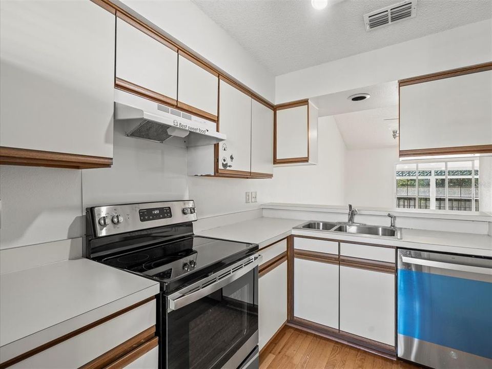 Active With Contract: $118,000 (2 beds, 1 baths, 835 Square Feet)