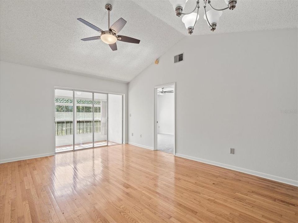 Active With Contract: $118,000 (2 beds, 1 baths, 835 Square Feet)