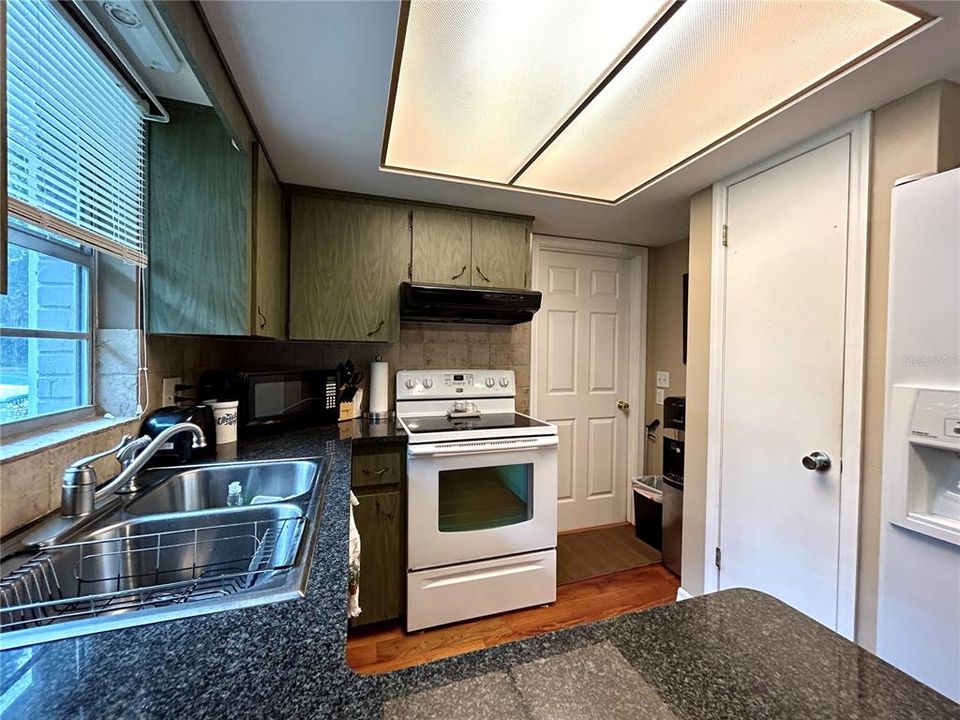For Sale: $259,900 (2 beds, 2 baths, 1392 Square Feet)