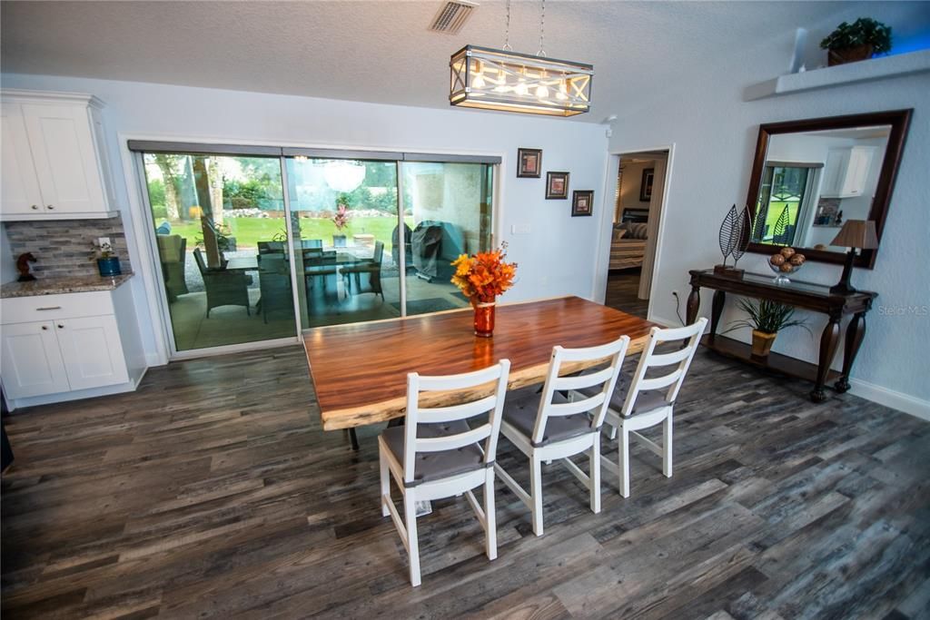 Beautiful Dining area great for entertaining