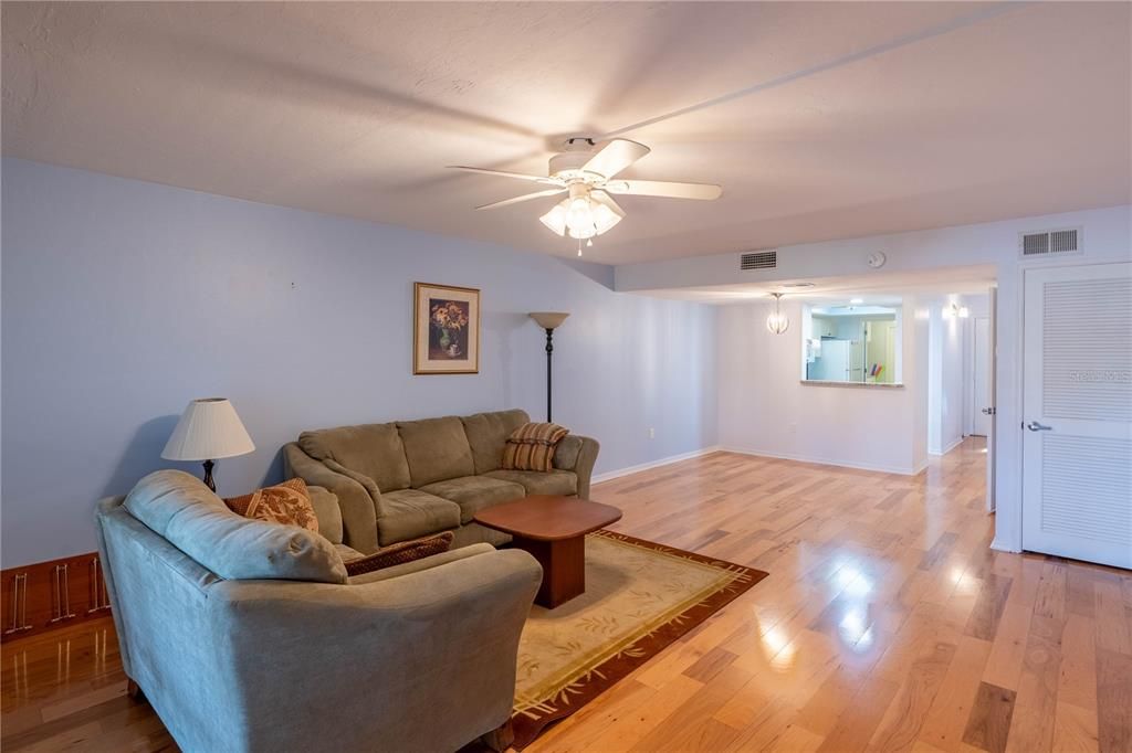 For Sale: $185,000 (2 beds, 2 baths, 1320 Square Feet)
